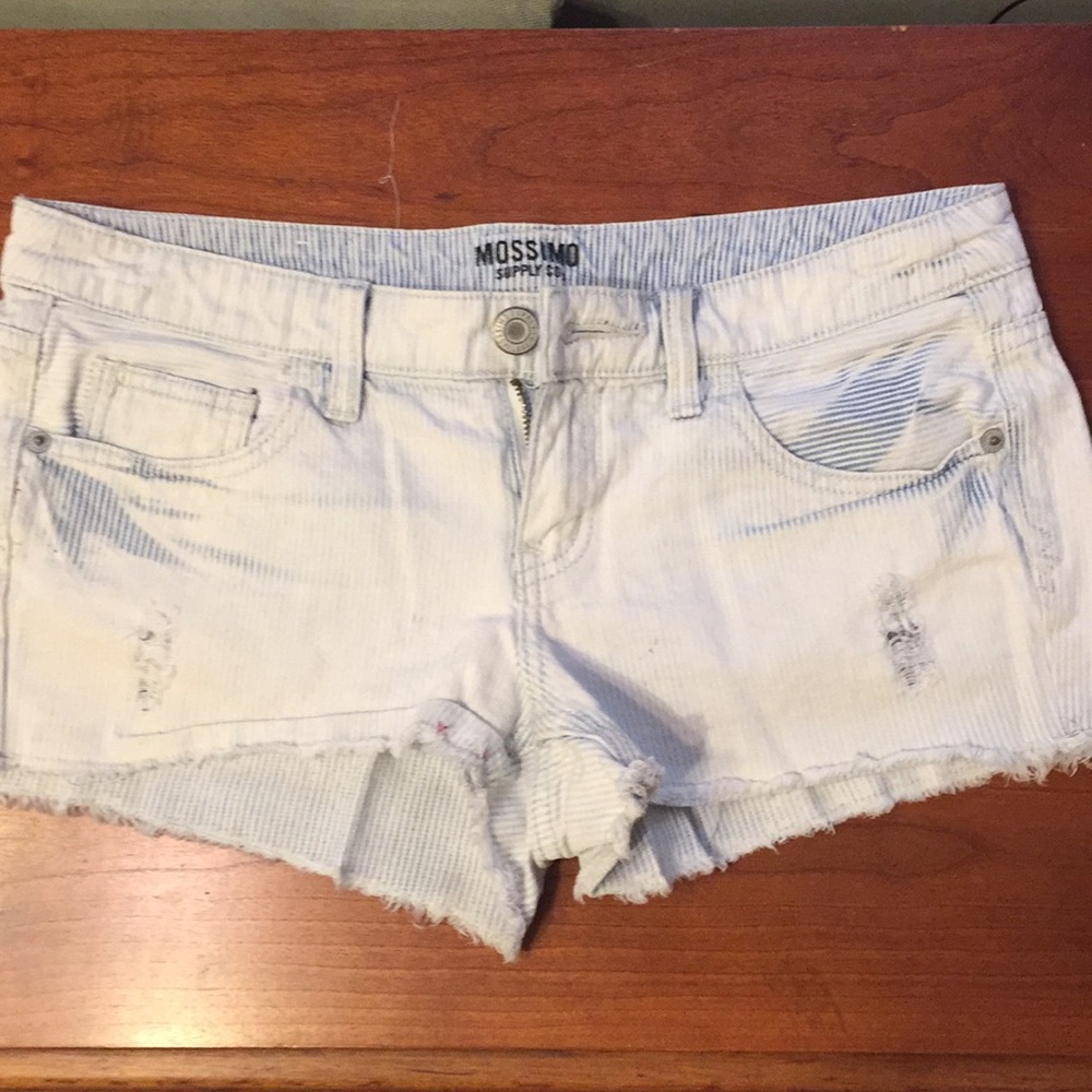 Mossimo pin striped shorts size 7 (fits like 4)